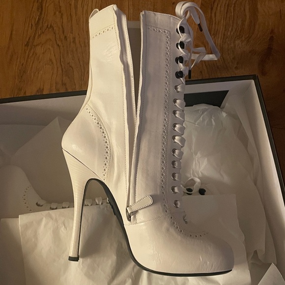 DSQUARED White Lace-Up Heeled Boots - Picture 8 of 13